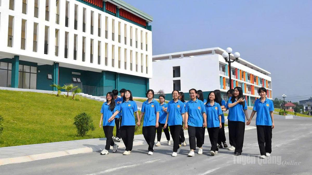 Học sinh Trường THPT Chuyên Tuyên Quang được học tập tại ngôi trường khang trang, hiện đại.
