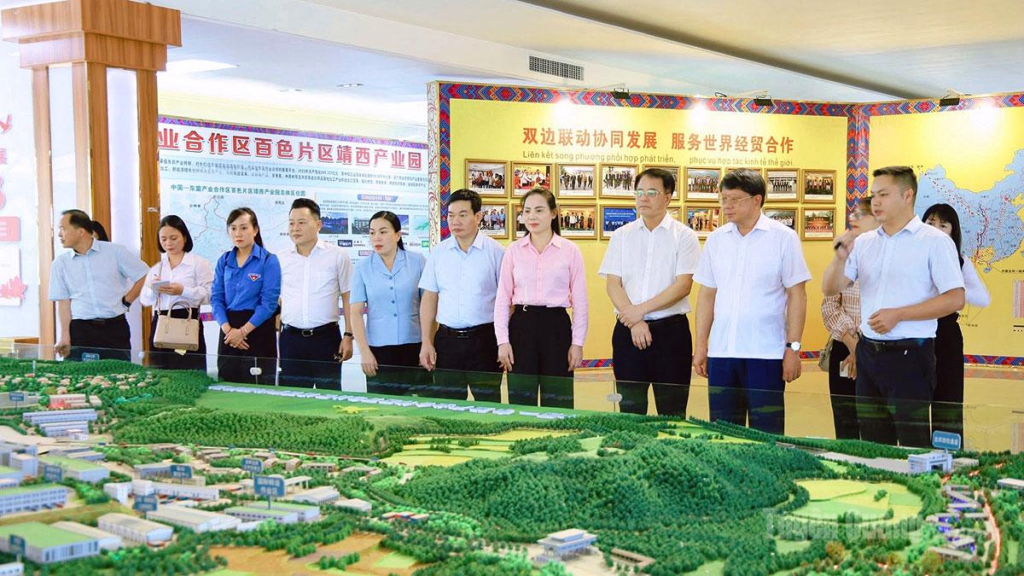 Đoàn công tác tham quan, khảo sát tìm hiểu tình hình phát triển kinh tế tại thành phố Bách Sắc.