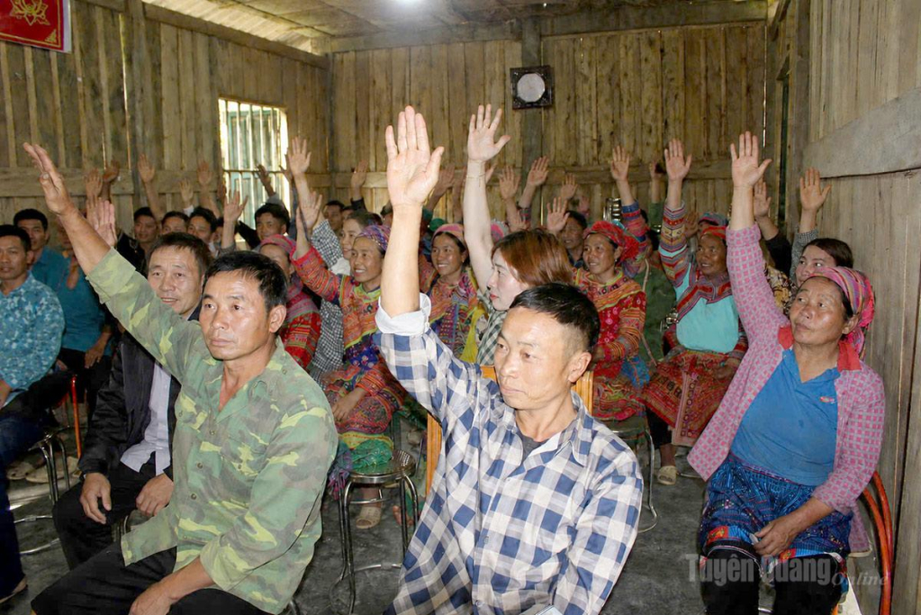 Người dân thôn Chúng Phùng, xã Tân Tiến biểu quyết đồng thuận với chủ trương  sáp nhập thôn, tổ dân phố.