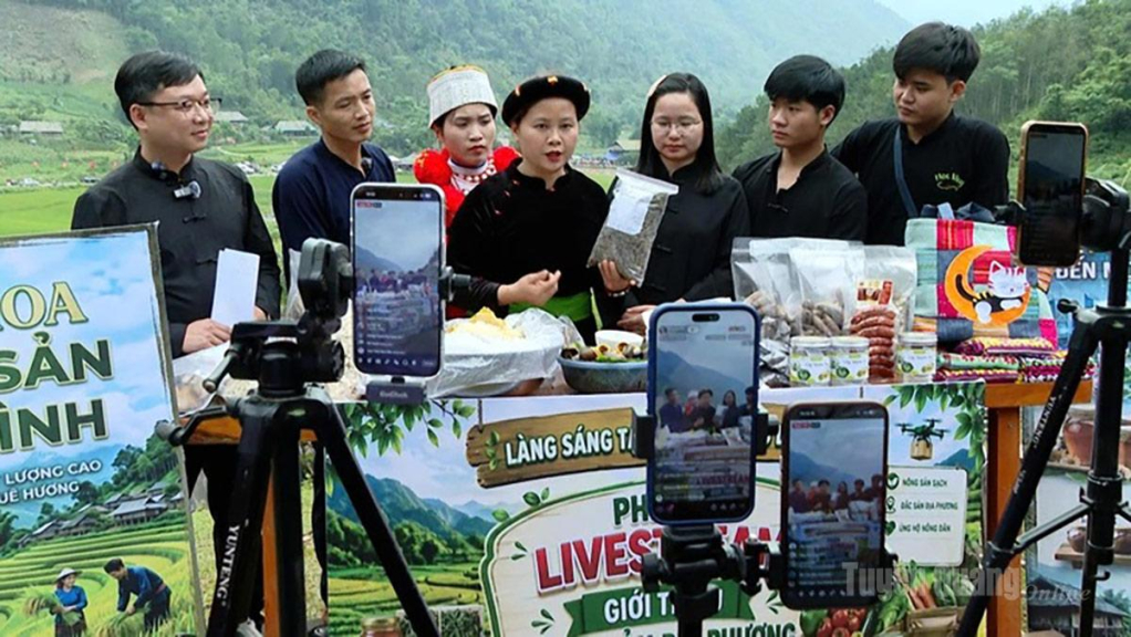 Chủ các kênh Tiktok, Youtube thực hiện Phiên chợ số tại xã Lâm Bình bán sản phẩm địa phương.