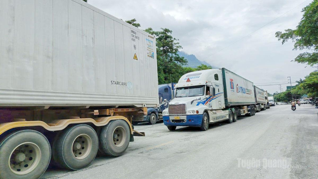 Nhiều xe container đang chờ bên ngoài khu vực Trạm kiểm soát liên ngành cửa khẩu để thông quan.