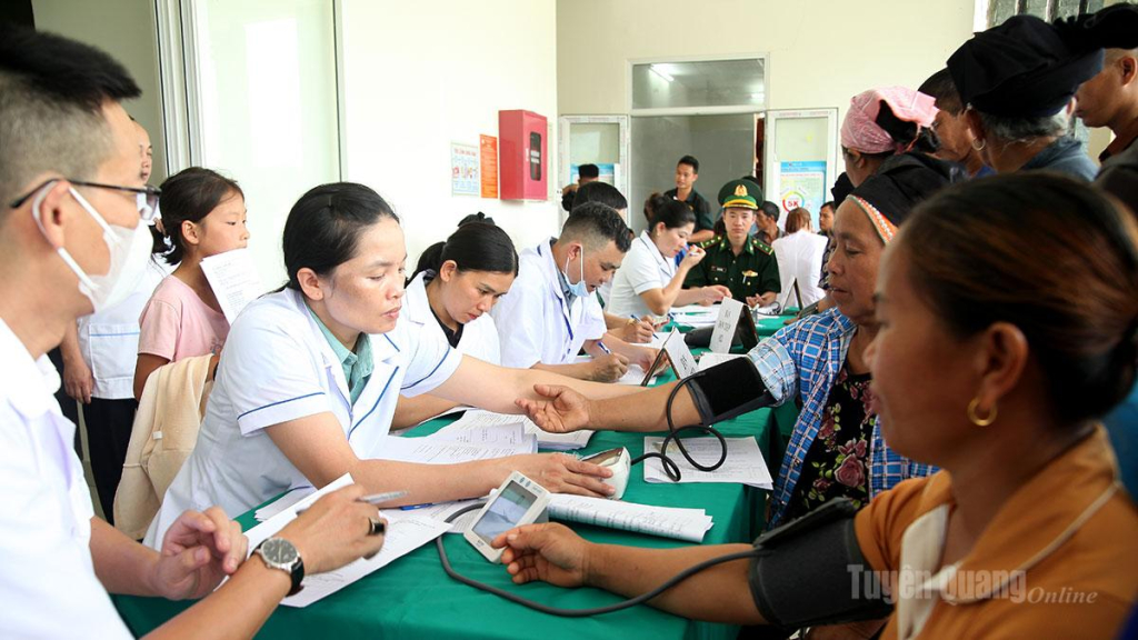 Đông đảo người dân xã Bạch Đích tham gia khám sức khỏe và tư vấn y tế miễn phí.