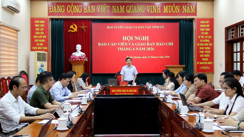 Đồng chí Nguyễn Lam Sơn, Ủy viên Ban Chấp hành Đảng bộ tỉnh, Phó trưởng Ban Thường trực Ban Tuyên giáo và Dân vận Tỉnh ủy phát biểu chỉ đạo công tác tuyên truyền tại Hội nghị.