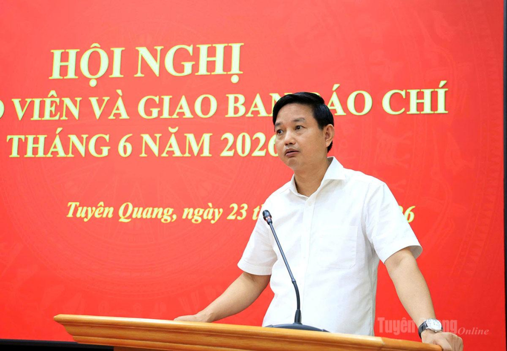 Lãnh đạo Sở Tài nguyên và Môi trường tỉnh Tuyên Quang thông tin tình hình công tác phòng, chống thiên tai và ứng phó rủi ro, lũ lụt, sạt lở đất trên địa bàn tỉnh.