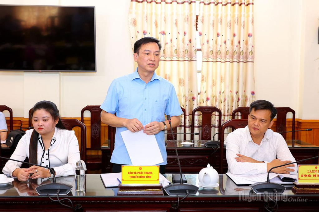 Lãnh đạo Báo và phát thanh, truyền hình Tuyên Quang phát biểu ý kiến.