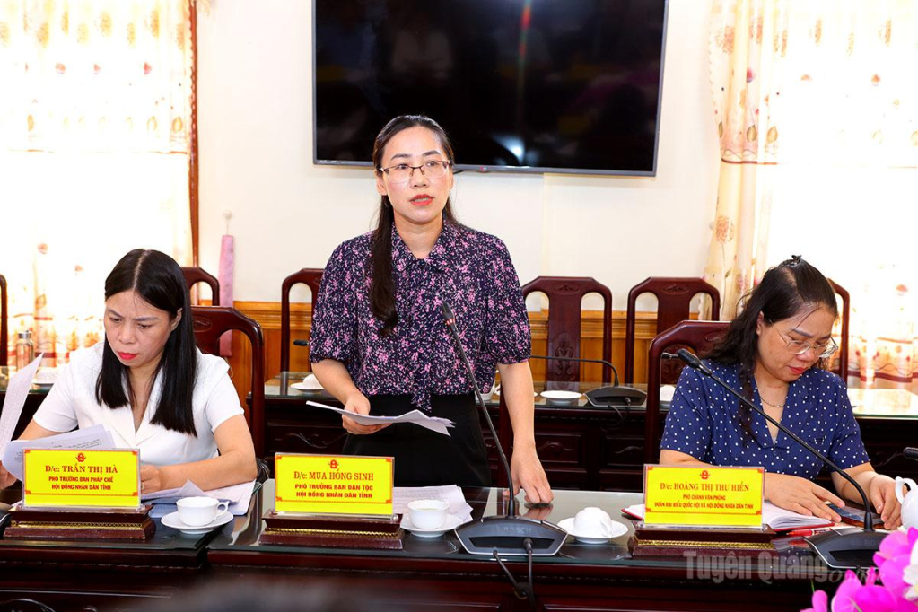 Phó Trưởng ban Dân tộc HĐND tỉnh Mua Hồng Sinh phát biểu ý kiến.