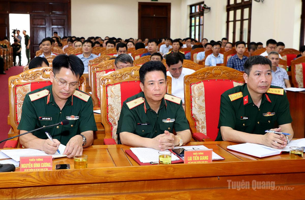 Lãnh đạo Quân khu 2 và Bộ CHQS tỉnh dự hội nghị.