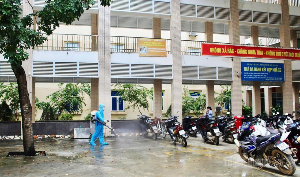 Cán bộ Trung tâm Kiểm soát bệnh tật tỉnh phun khử khuẩn quanh khu vực Bệnh viện Đa khoa Hà Giang.