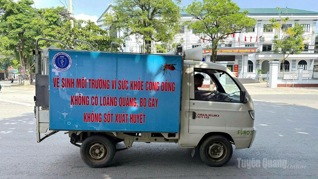 Trung tâm Kiểm soát bệnh tật tỉnh sử dụng xe lưu động đi tuyên truyền cho người dân về cách phòng chống sốt xuất huyến trên các tuyến đường trên địa bàn tỉnh.