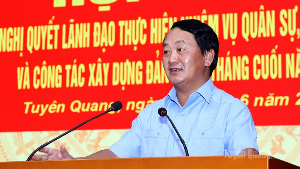 Đồng chí Hầu A Lềnh, Bí thư Tỉnh ủy, Bí thư Đảng ủy Quân sự tỉnh phát biểu kết luận hội nghị.