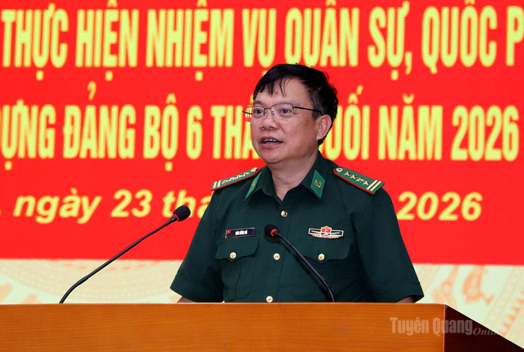 Phó Chính ủy Bộ CHQS tỉnh kiêm Chính ủy Ban Chỉ huy BĐBP tỉnh Đào Hồng Hà phát biểu tại hội nghị.