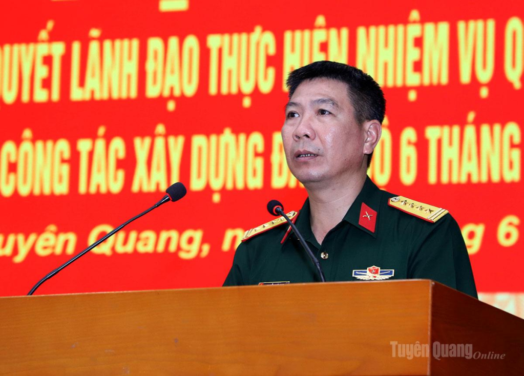 Phó Bí thư Thường trực Đảng ủy Quân sự tỉnh, Chính ủy Bộ CHQS tỉnh Nguyễn Hoài Nam phát biểu tại hội nghị.