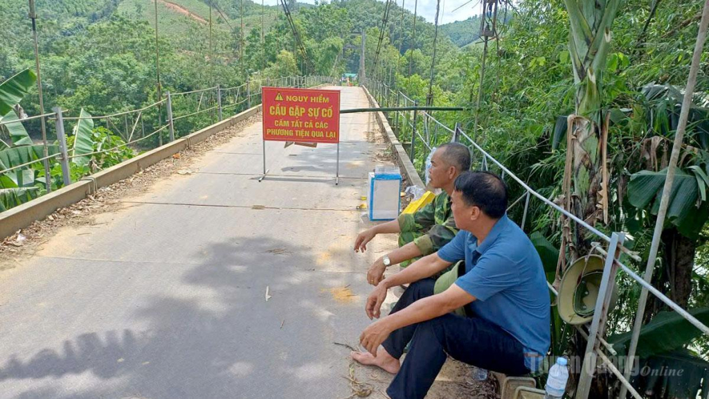Chính quyền địa phương đặt biển cảnh báo và cử lực lượng canh gác, không cho người, phương tiện lưu thông qua cầu.