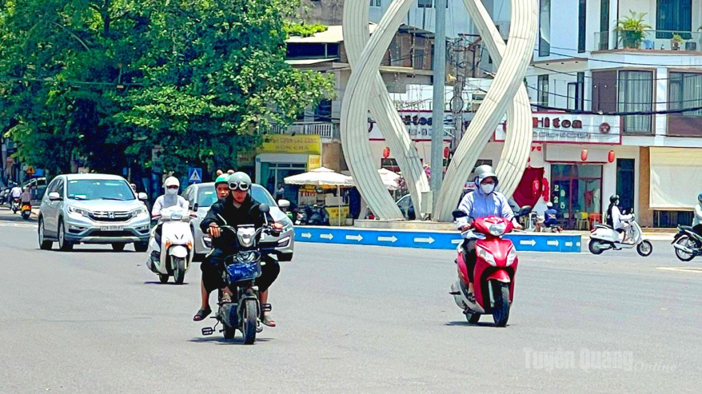 Tại phường Minh Xuân do nắng nóng, nhiệt độ ghi nhận trên 38 độ C.