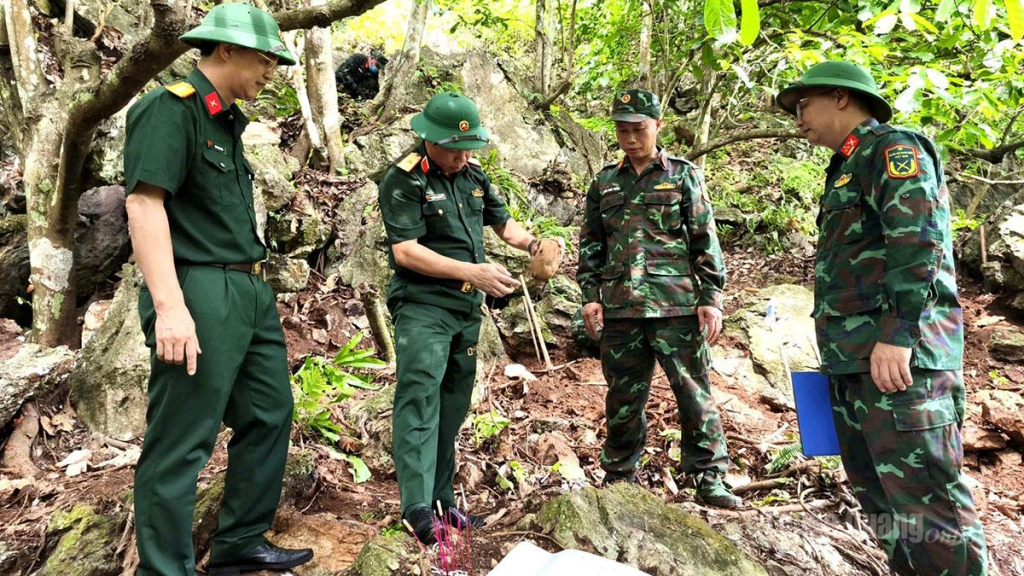 Thiếu tướng Nguyễn Ngọc Ngân, Phó Chủ nhiệm Chính trị Quân khu 2 cùng đoàn công tác hành quân đến khu vực tìm kiếm, quy tập hài cốt liệt sĩ tại điểm cao 400 đá, thôn Giang Nam, xã Thanh Thủy.