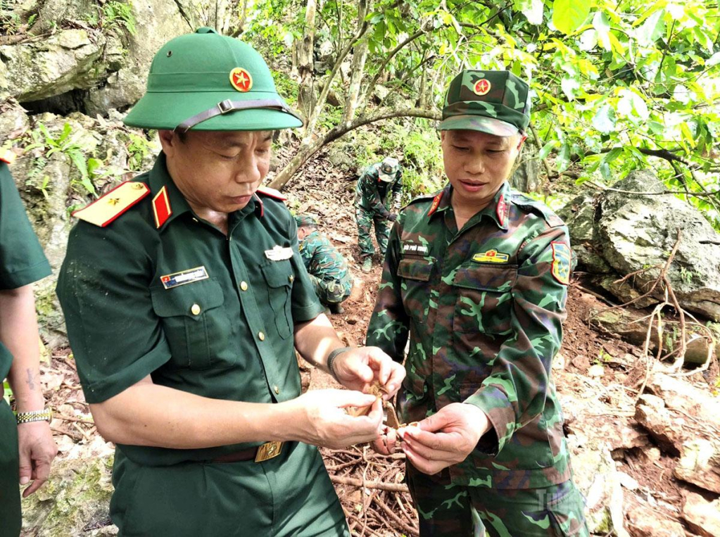 Các lực lượng phát hiện nhiều di vật và mảnh xương tại điểm cao 400 đá, thôn Giang Nam, xã Thanh Thuỷ.