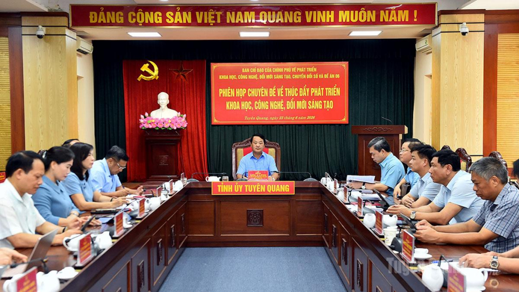 Đồng chí Bí thư Tỉnh ủy Hầu A Lềnh chủ trì phiên họp tại điểm cầu Tuyên Quang.