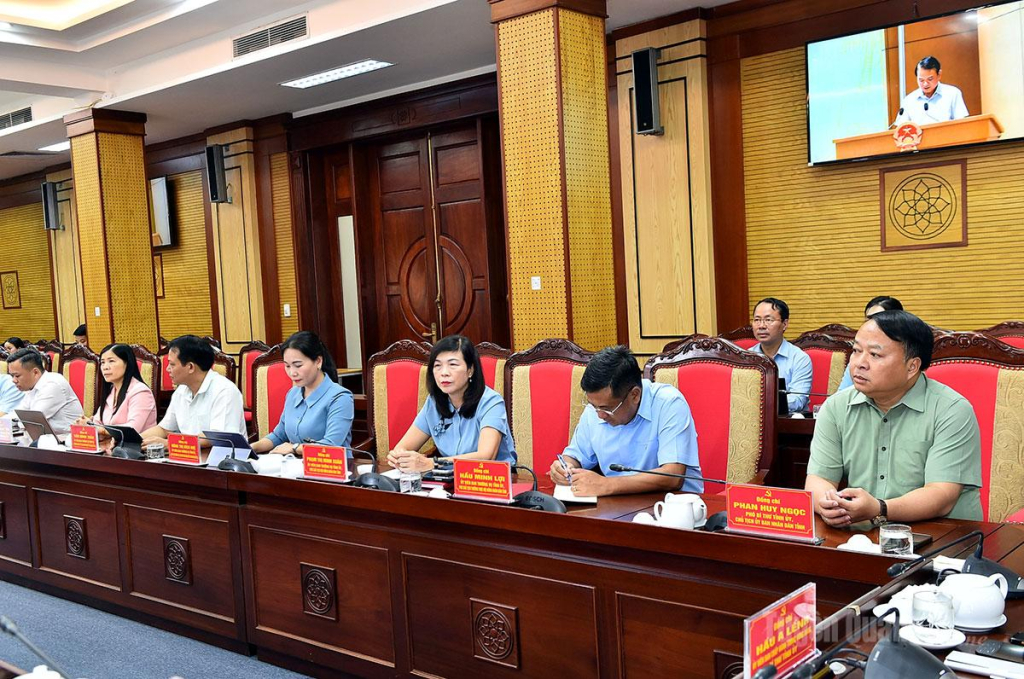 Đồng chí, Phó Bí thư Tỉnh ủy, Chủ tịch UBND tỉnh Phan Huy Ngọc và các đồng chí Ủy viên Ban Thường vụ Tỉnh ủy dự phiên họp tại điểm cầu Tuyên Quang.