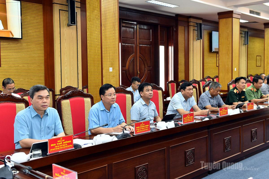 Đồng chí Phó Bí thư Tỉnh ủy, Chủ tịch Ủy ban MTTQ tỉnh Ma Thế Hồng và các đồng chí Ủy viên Ban Thường vụ dự phiên họp.
