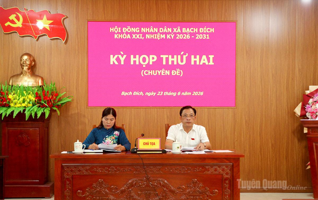 Các đồng chí chủ trì kỳ họp.
