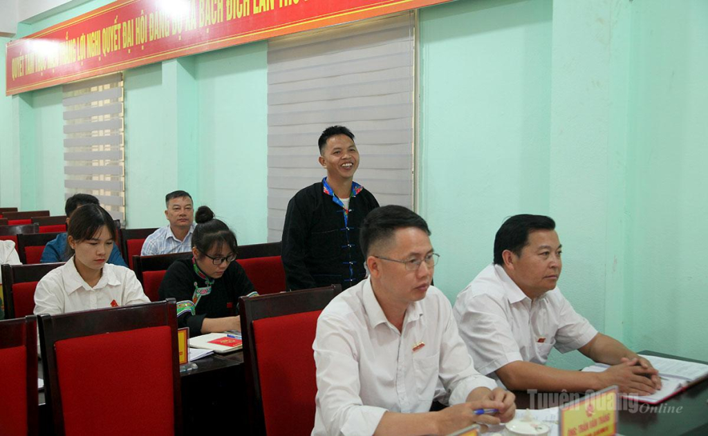Đại biểu HĐND xã tham gia ý kiến vào dự thảo Nghị quyết sắp xếp, sáp nhập, tổ chức lại các thôn trên địa bàn.