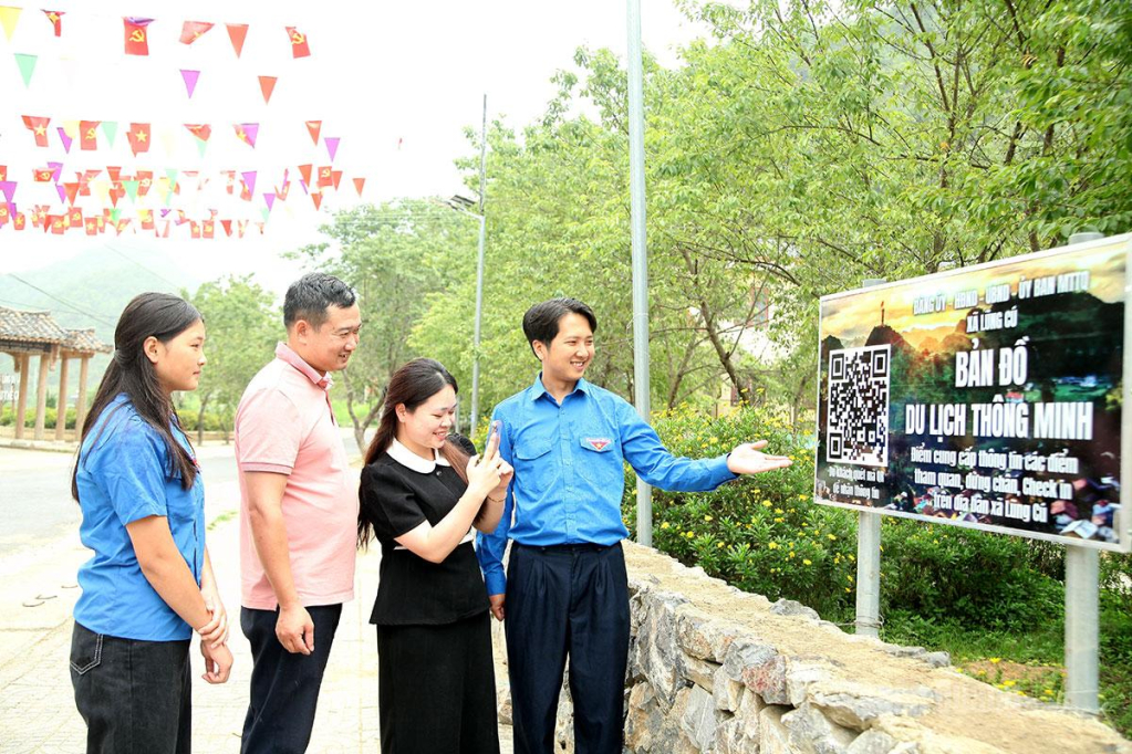 Đoàn viên thanh niên xã Lũng Cú hướng dẫn du khách quét mã QR để truy cập bản đồ  du lịch thông minh.
