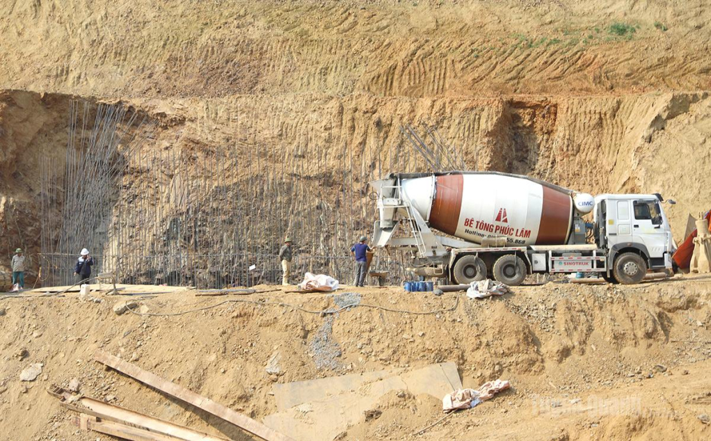 Tranh thủ thời tiết thuận lợi, đơn vị thi công đẩy nhanh tiến độ dự án xây dựng kè chống sạt lở bờ sông Lô.