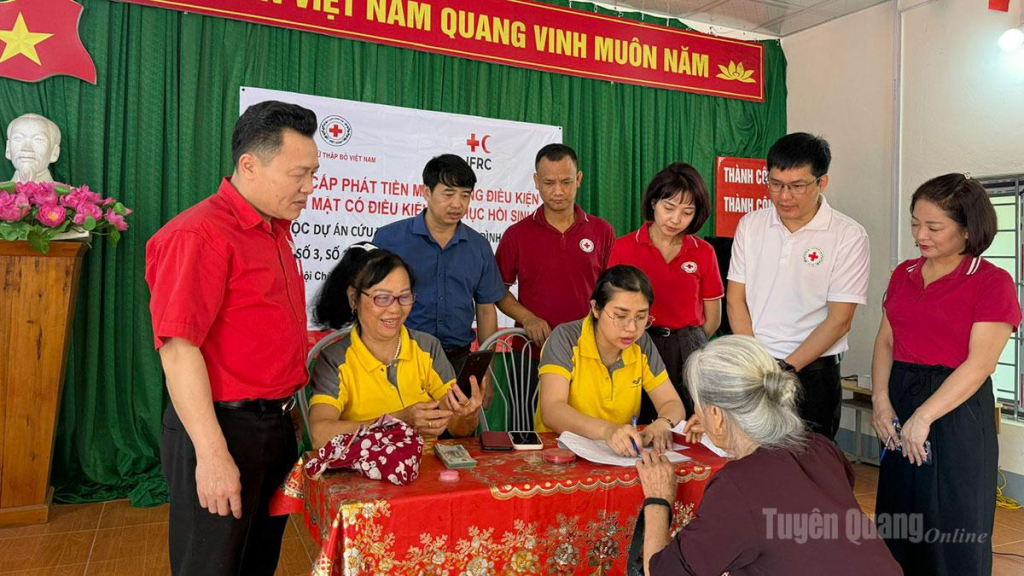 Người dân xã  Linh  Hồ được nhận tiền hỗ trợ từ  Dự án do Hội Chữ thập đỏ và Trăng lưỡi liềm đỏ  quốc tế viện trợ không hoàn lại.