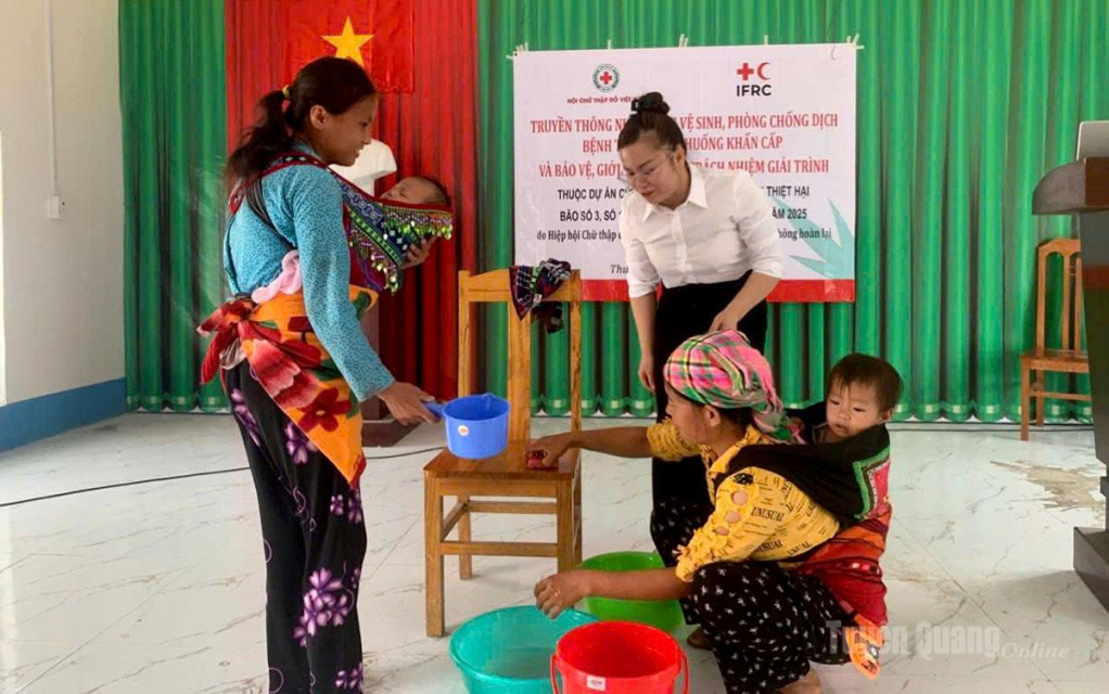 Người dân xã Thuận Hòa được truyền thông về nước sạch, vệ sinh và phòng chống dịch bệnh.
