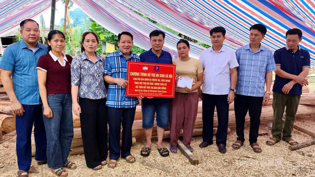 Đại diện Petrolimex Tuyên Quang và lãnh đạo xã Tiên Yên trao hỗ trợ cho hộ ông Nông Văn Có, thôn Yên Chàm bị thiệt hại do hỏa hoạn.