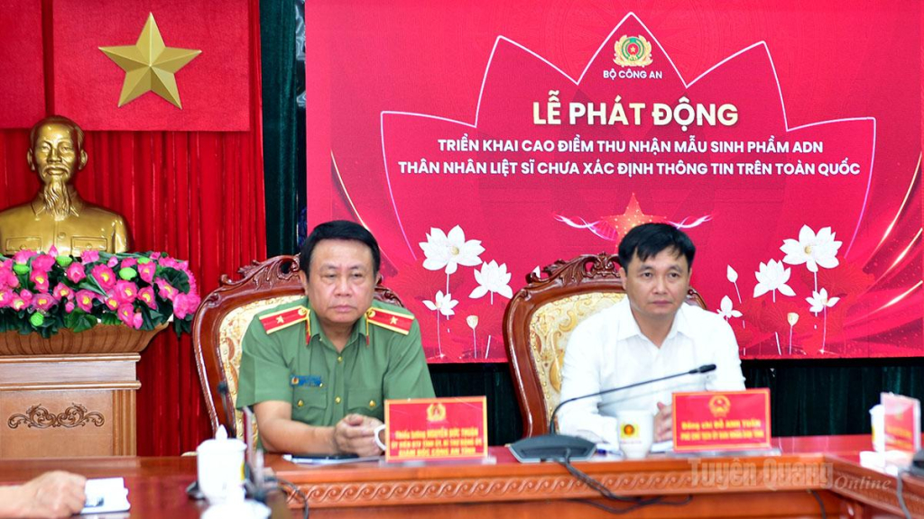 Các đồng chí: Thiếu tướng Nguyễn Đức Thuận, Ủy viên Ban Thường vụ Tỉnh ủy, Giám đốc Công an tỉnh và Đỗ Anh Tuấn, Ủy viên BCH Đảng bộ tỉnh, Phó Chủ tịch UBND tỉnh, Giám đốc Sở Nội vụ cùng đồng chủ trì tại điểm cầu Công an tỉnh.