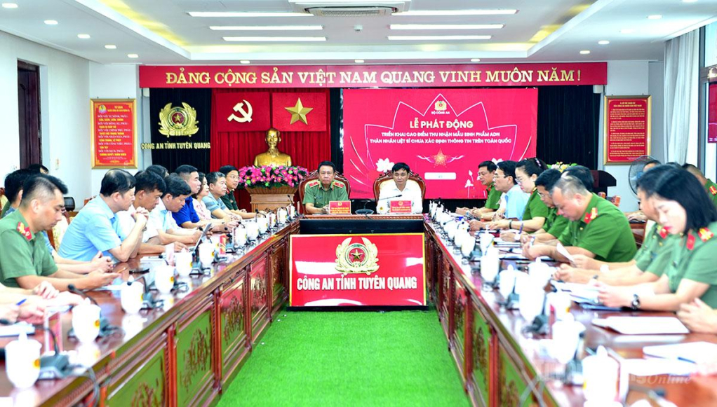 Các đại biểu dự lễ phát động tại điểm cầu Công an tỉnh.