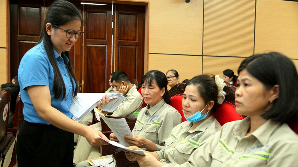 Cán bộ Liên đoàn Lao động tỉnh cung cấp tài liệu tuyên truyền pháp luật về phòng, chống ma túy cho công nhân lao động.