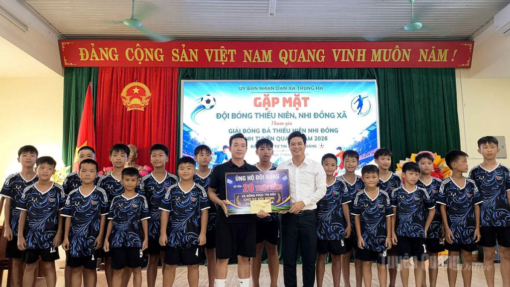 Lãnh đạo UBND xã Trung Hà trao kinh phí hỗ trợ cho 2 đội bóng của xã.