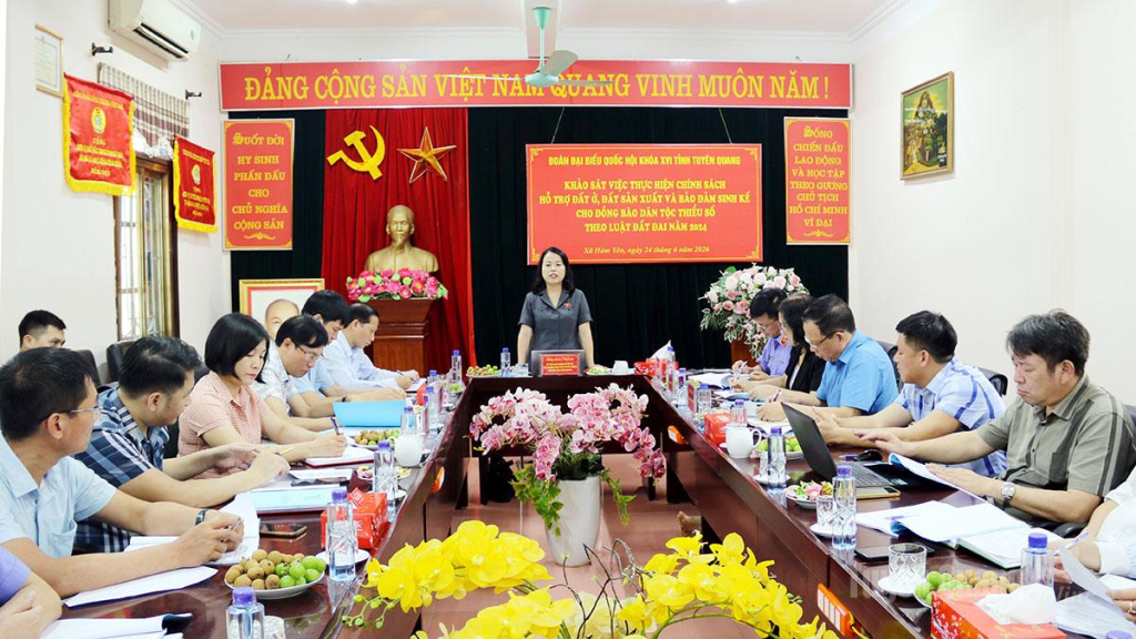 Đồng chí Lý Thị Lan, Ủy viên Ban Thường vụ Tỉnh ủy, Phó Trưởng đoàn chuyên trách Đoàn Đại biểu Quốc hội, khóa XVI tỉnh Tuyên Quang phát biểu tại buổi làm việc.