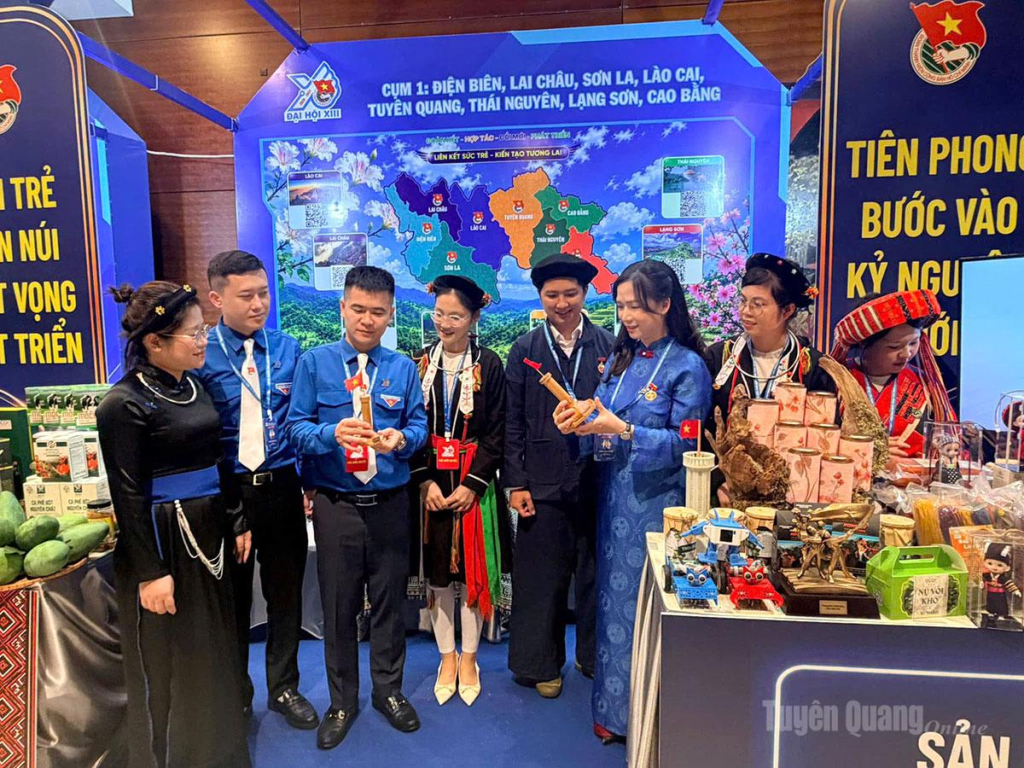 Đoàn đại biểu tại gian trưng bày sản phẩm nông sản của tỉnh.