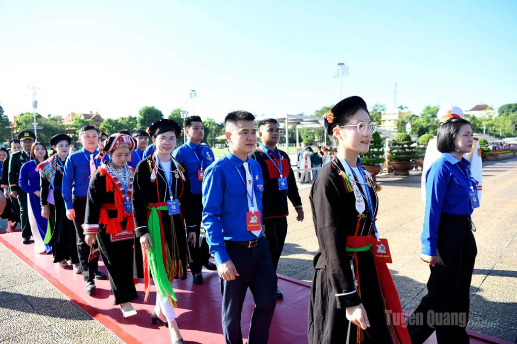 Đại biểu thanh niên tỉnh Tuyên Quang tham dự lễ báo công dâng Bác và vào Lăng viếng Chủ tịch Hồ Chí Minh.