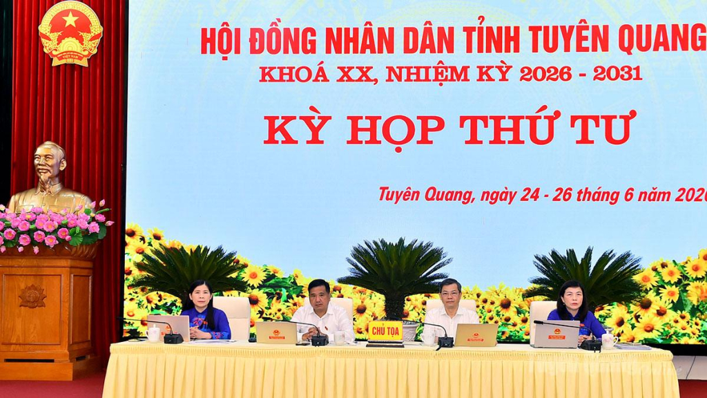 Các đồng chí lãnh đạo HĐND tỉnh Chủ tọa kỳ họp.