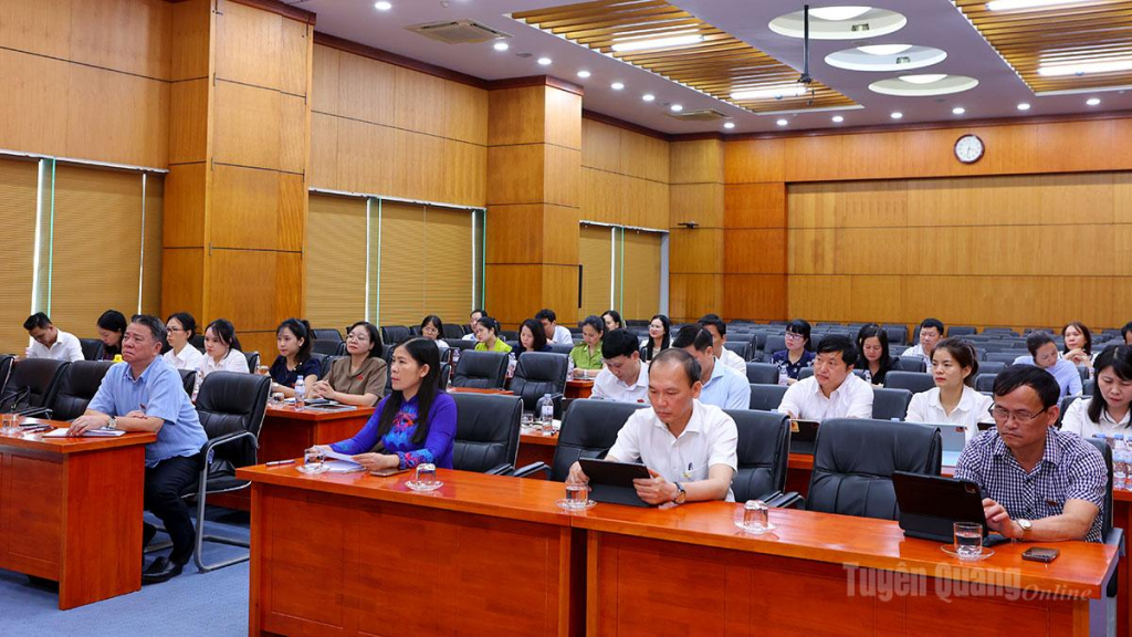 Đại biểu tham gia thảo luận tại tổ 2.