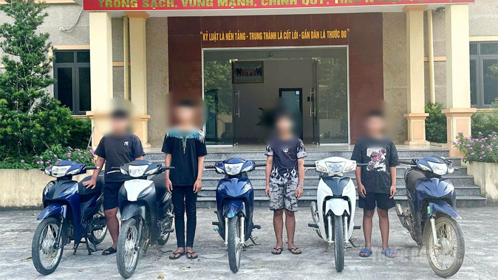 Các đối tượng và tang vật tại Công an xã Vị Xuyên.