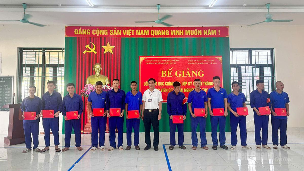 Lãnh đạo Trường Cao đẳng Tuyên Quang trao chứng chỉ cho các học viên.
