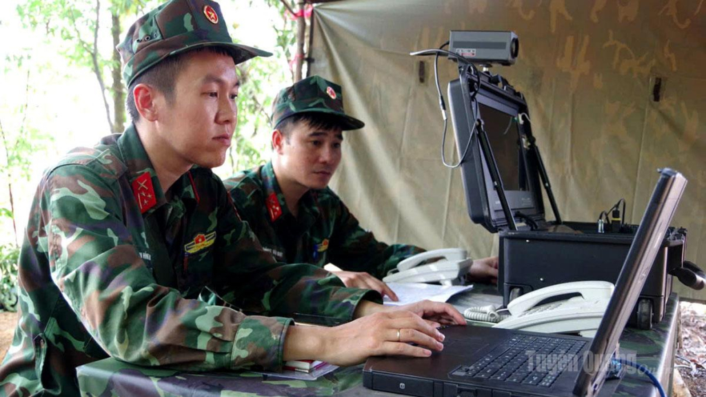 Cán bộ, nhân viên ngành Thông tin Bộ CHQS tỉnh thực hành kết nối trên các thiết bị bị khí tài Thông tin.