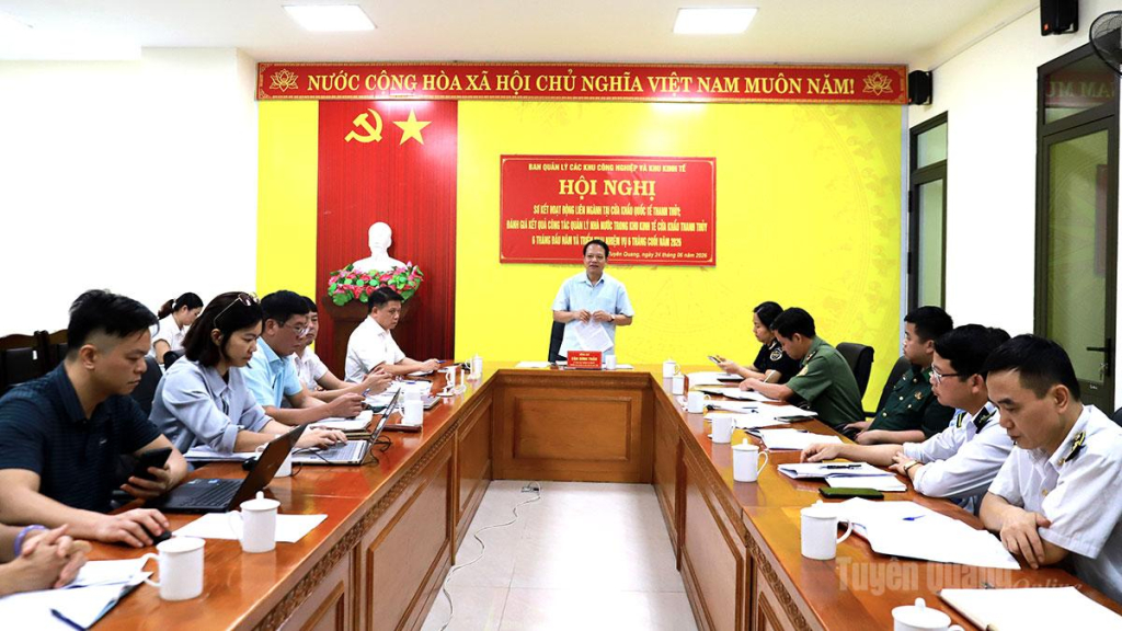 Đồng chí Vân Đình Thảo, Trưởng Ban quản lý các khu công nghiệp và khu kinh tế tỉnh phát biểu tại hội nghị.