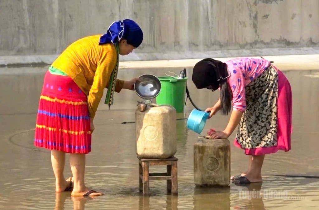 Người dân thôn Tả Phìn, xã Đồng Văn chắt chiu từng can nước khi hồ treo cạn đáy.