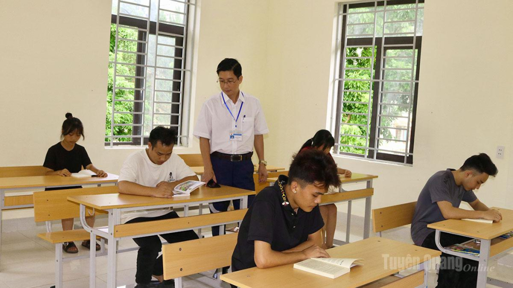 Cán bộ Trung tâm Công tác xã hội Hà Giang đồng hành, động viên các em trong giờ tự học.