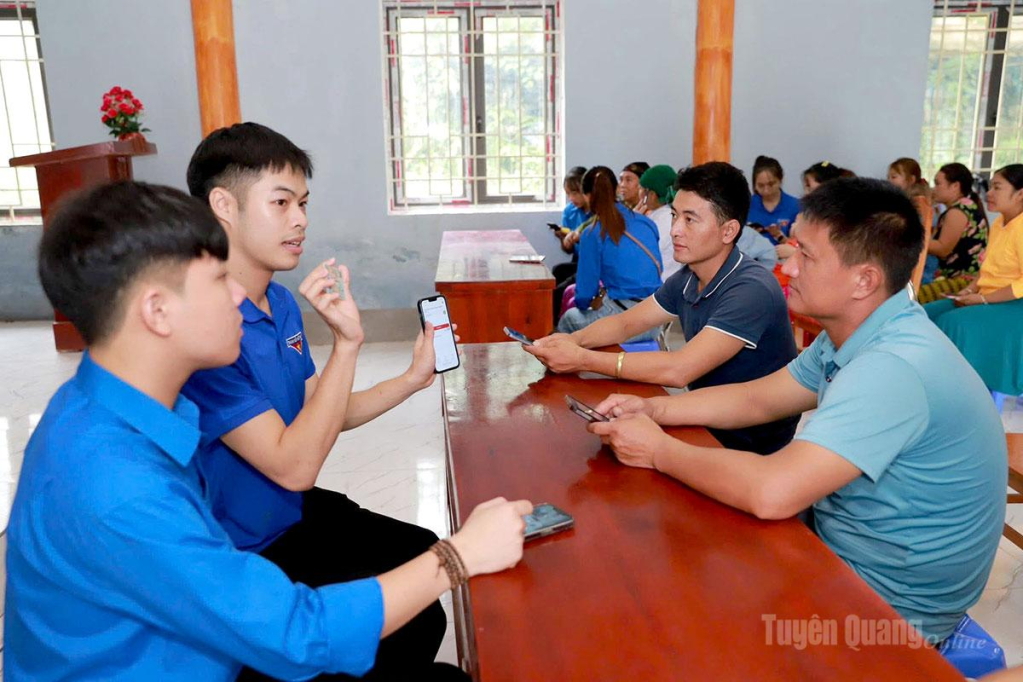 Đoàn thanh niên xã Yên Minh hỗ trợ người dân kích hoạt tài khoản VNeID.