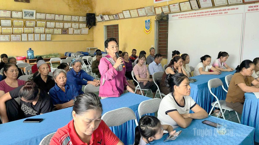 Thôn Bản Pài và thôn Noong Phường, xã Minh Quang tổ chức họp lấy kiến của người dân về việc sáp nhập thôn.