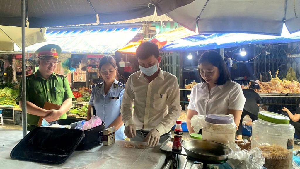 Đoàn kiểm tra liên ngành an toàn vệ sinh thực phẩm tỉnh test nhanh  mẫu thực phẩm tại chợ Trung tâm phường Hà Giang 1.