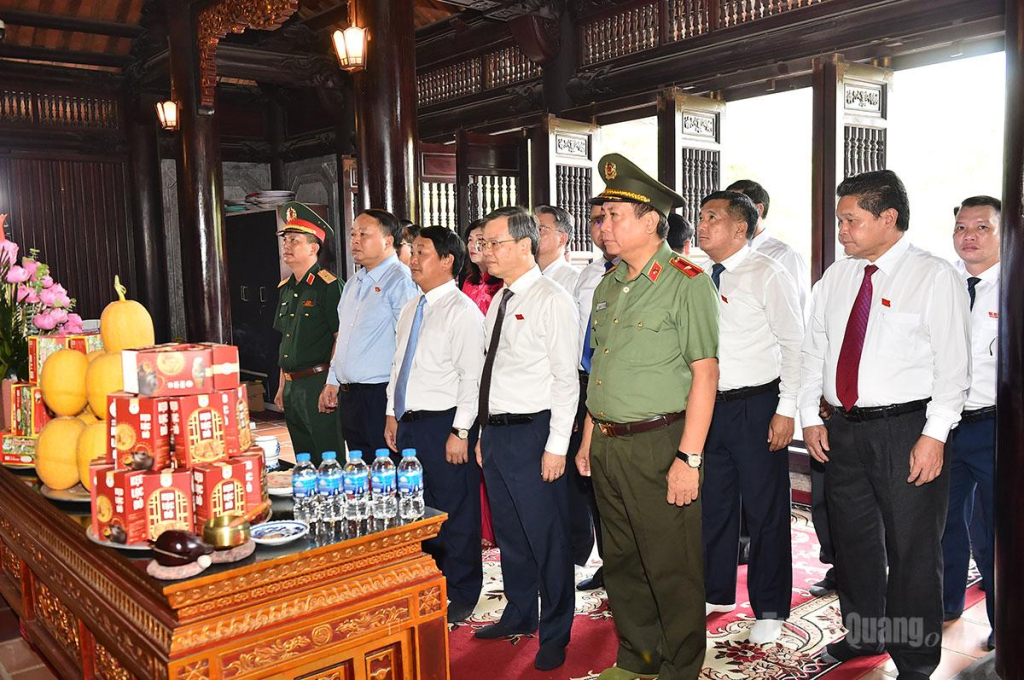 Các đại biểu dâng hương tại Đền thờ Chủ tịch Hồ Chí Minh.