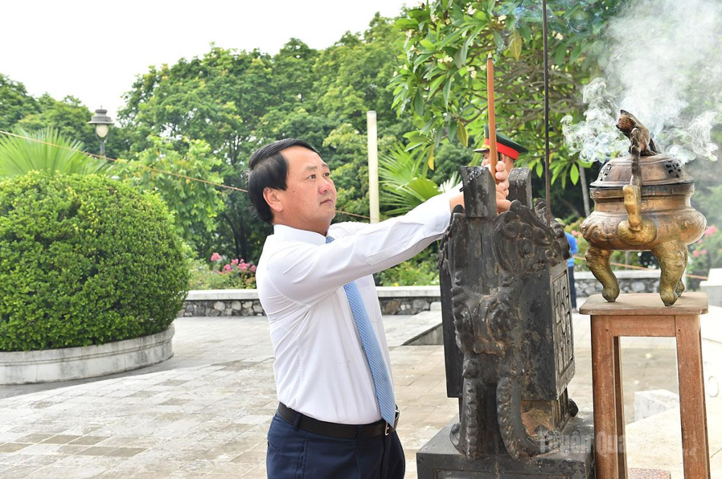 Đồng chí Bí thư Tỉnh ủy Hầu A Lềnh dâng hương tại Đài tượng niệm các Anh hùng liệt sĩ.